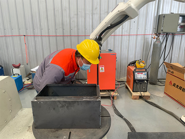不銹鋼自動焊接機(jī)器人 不銹鋼自動焊接機(jī)器人